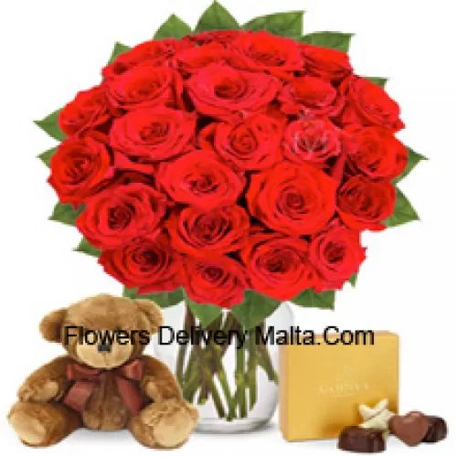 25 roses rouges avec quelques fougères dans un vase en verre accompagné d'une boîte de chocolats importés