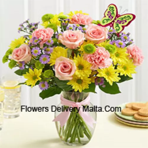 Roses roses, oeillets roses et gerberas jaunes avec des remplisseurs saisonniers dans un vase en verre - 25 tiges et remplisseurs