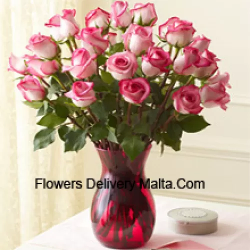25 roses bicolores dans un vase en verre