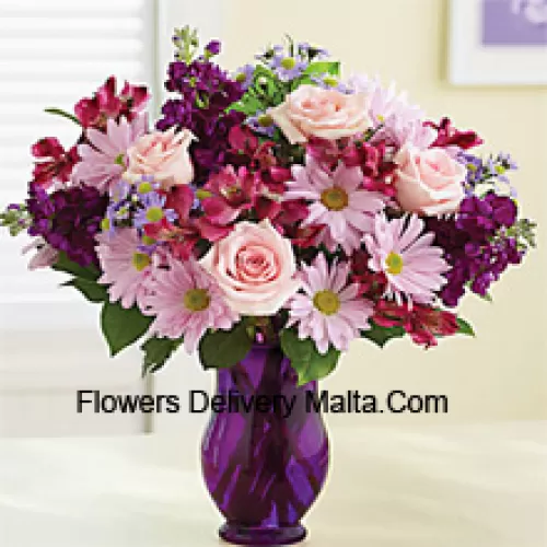 Roses roses, gerberas roses et autres fleurs assorties disposées magnifiquement dans un vase en verre -- 25 tiges et garnitures