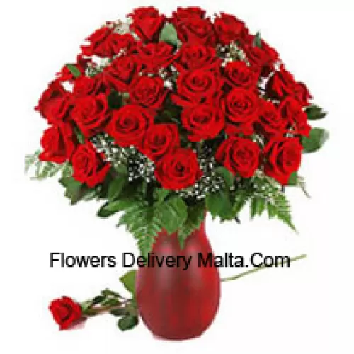 41 roses rouges et remplissages saisonniers dans un vase en verre